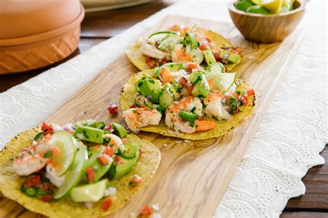 Tostadas con Aguacate y Ceviche de Camarón - Guerrero Tortillas