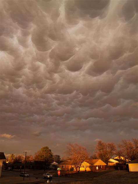 Mammatus clouds in Norman, and a gorgeous sunset! : r/weather