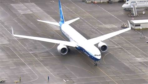 Boeing 777X Makes its First Flight