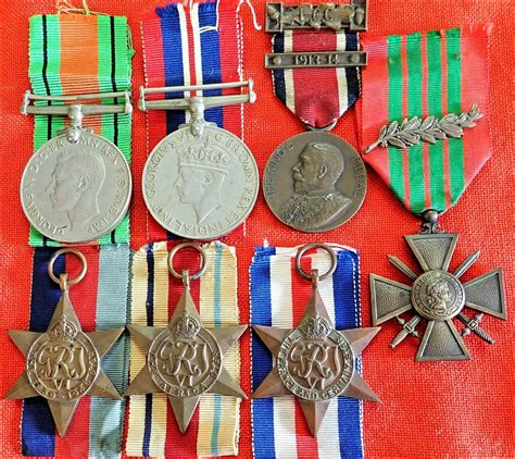 WW1 & 2 GROUP OF 5 BRITISH MEDALS IN ISSUE BOX WITH WW2 FRENCH CROIX DE ...