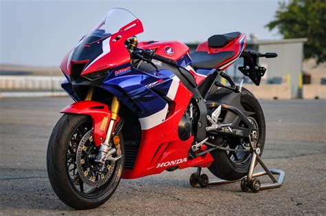 Up-Close with the Honda CBR1000RR-R Fireblade SP - Asphalt & Rubber