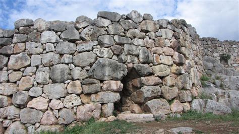 Tiryns: Mycenaean Citadel And Palace Inside Cyclopean Walls - Euscentia