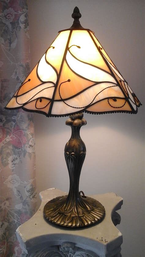 Stained glass lamp shade with custom base | Lámpara de vidrio, Vidrio de color, Vidrieras tiffany