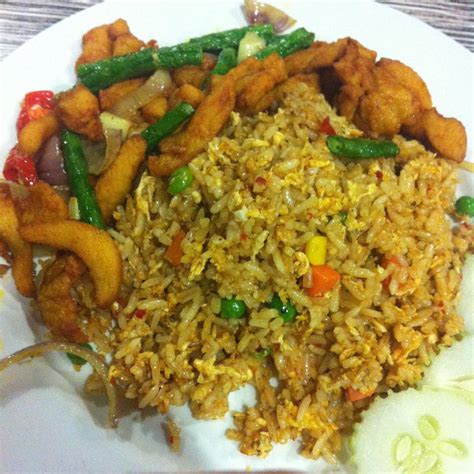 Nasi Putih Ayam Goreng Kunyit - IMAGESEE