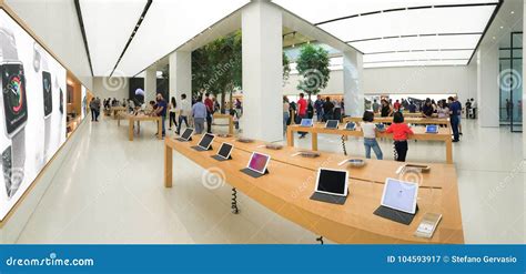 Apple Store of the Mall of Emirates Editorial Photography - Image of ...