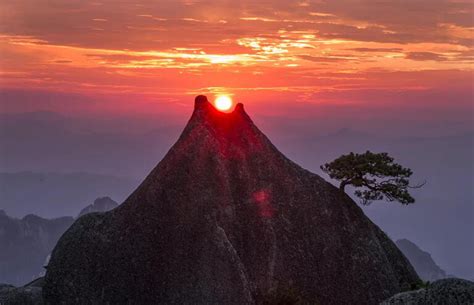 Watch Huangshan Sunrise While Hiking the Yellow Mounatin 2025