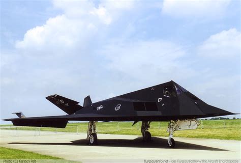 Lockheed F-117 Nighthawk - Specifications - Technical Data / Description