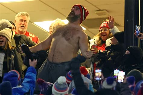 National reaction to Jason Kelce going shirtless in Buffalo to celebrate a Chiefs TD - Yahoo Sports