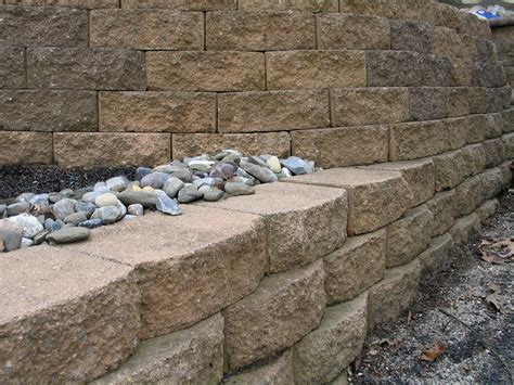 How to Build a Retaining Wall With Blocks