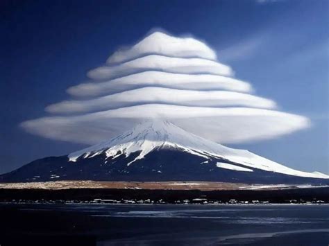 Lenticular Clouds Facts | Standing | Formation | Images | Mt Rainier