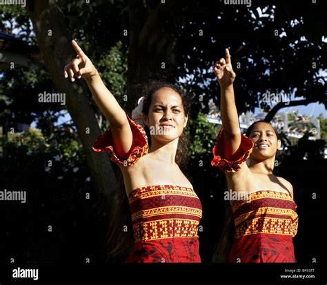 Group performing Samoan dance Stock Photo - Alamy