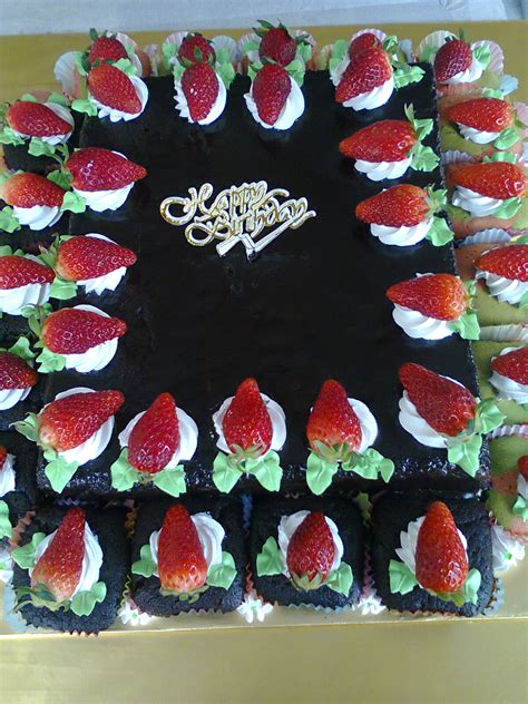 KHAZZ Cafe & Bakery: TEMPAHAN KEK HARI LAHIR - KEK STRAWBERRY & PANDAN