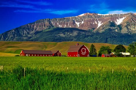 Landscape of the farm with mountains behind in Oregon image - Free stock photo - Public Domain ...