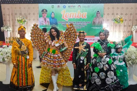 Solusi Pengurangan Sampah Plastik, Peserta Fashion Show Di Palopo Daur Ulang Sampah Jadi Pakaian ...