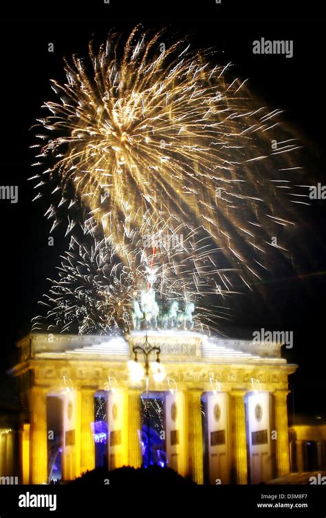 Brandeburg gate fireworks hi-res stock photography and images - Alamy