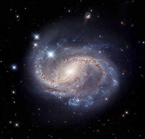 Hubble Captures Majestic Barred Spiral - SpaceRef