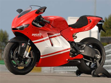 Motorcycle Review's: Beautifull 2008 Ducati Desmosedici RR