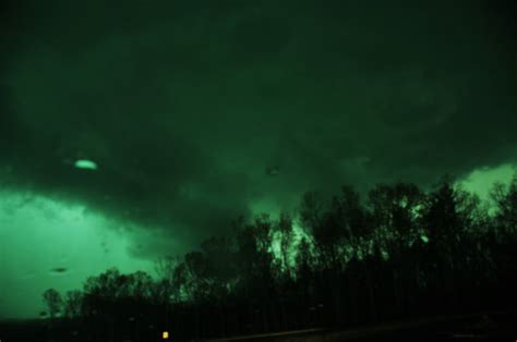 Why does the sky turn green before a tornado? - tornado sign - Strange ...