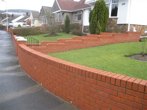 CWM LLYNFI BRICKLAYING : 9 INCH RED FACE BRICK GARDEN WALL WITH BRICK ON EDGE COPING