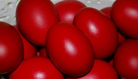 Red eggs, traditional method | PEMPTOUSIA