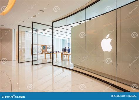 Apple Store in Dubai Mall, UAE Editorial Photography - Image of ...