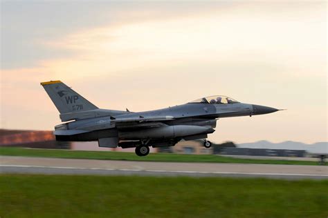 Amazaning! The F-16 Fighting Falcon has the capability to carry a wide ...