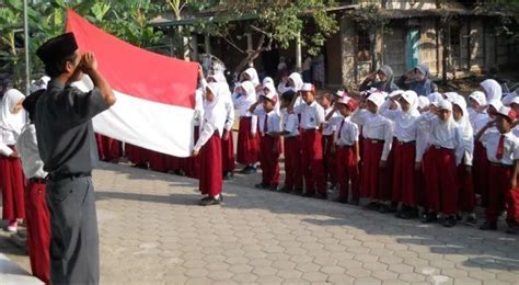 Makna Upacara Bendera Hari Senin ~ SD NEGERI BEKASI JAYA VIII