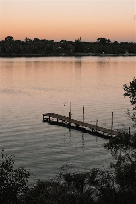 Calm Lake at Sunset · Free Stock Photo