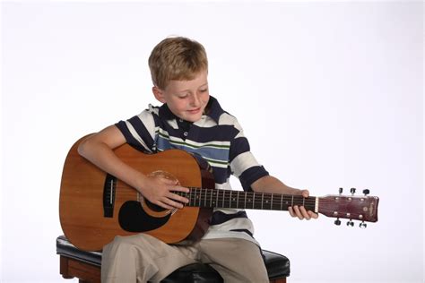 Kids Guitar Lessons Classes- Children's Guitar Teacher - Winnipeg MB