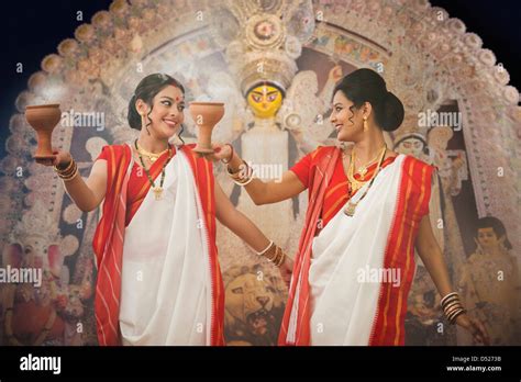 Bengali women performing Dhunachi Dance at Durga Puja Stock Photo - Alamy