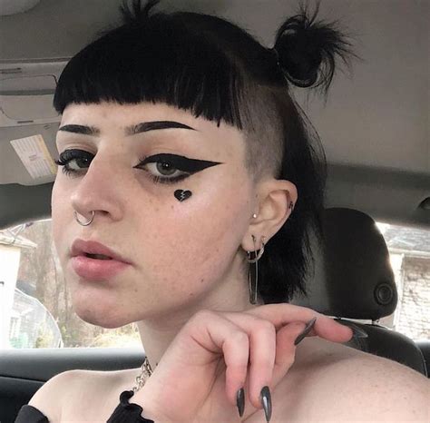 ⇢ 𝚙𝚒𝚗𝚝𝚎𝚛𝚎𝚜𝚝 ┊@cosmicgoth ༉‧₊˚ | Edgy makeup, Punk makeup, Emo makeup