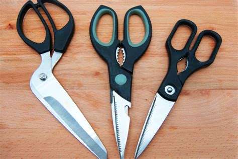 What Is The Middle Part Of Kitchen Scissors For? - Kitchen Seer