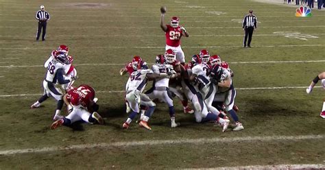 Chiefs' 350-Pound Defensive Lineman Dontari Poe Throws Touchdown Pass - Daily Snark