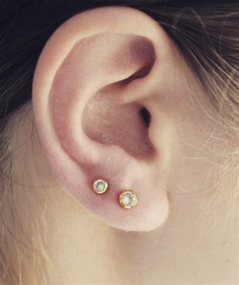 Ear Lobe Piercing [50 Ideas]: Pain Level, Healing Time, Cost, Experience - Piercee