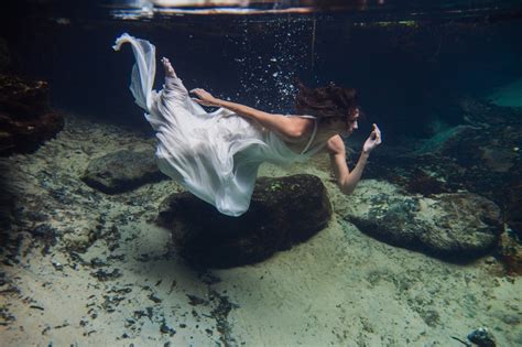 Stunning Underwater Wedding Photography Inspiration | Destination Wedding Details