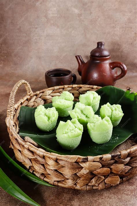 Premium Photo | Kue mangkok pandan or kue apem indonesian traditional ...