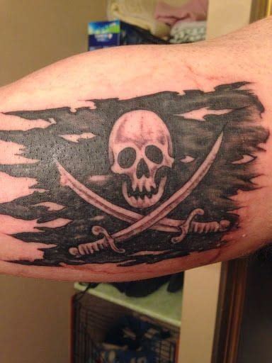 Aggregate 72+ jolly roger flag tattoo best - in.cdgdbentre