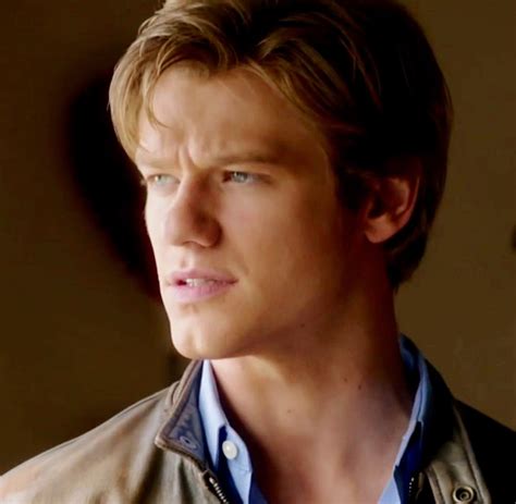 MacGyver Reboot: Lucas Till as Angus Macgyver in Magnifying Glass