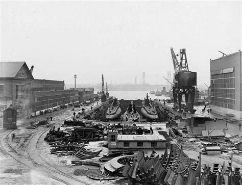 9 September 1943 Balao-class submarines at Portsmouth Naval Shipyard - Kittery, ME : r/submarines