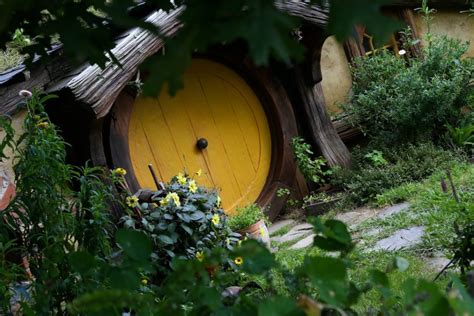 Hobbiton Movie Set Tour Review (Ultimate Guide) - UponArriving