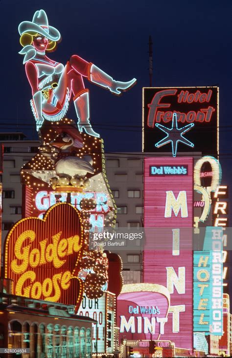 Neon Signs on Las Vegas Strip | Insegne al neon, Illustrazione art deco, Idee bar