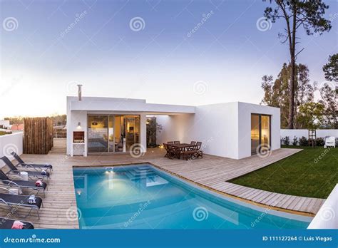 Piscina Moderna Del Jardín De La Casa Y Cubierta De Madera Foto de archivo - Imagen de casero ...