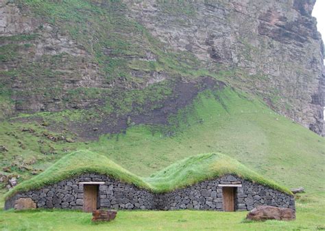 Datei:Grass-roof houses.jpg – Wikipedia