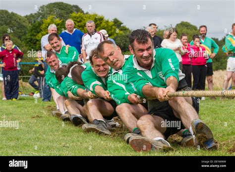 men male males man tug of war pull pulling rope uk Stock Photo - Alamy