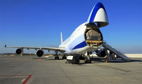 How The Lifting Nose On A Boeing 747 Cargo Plane Works