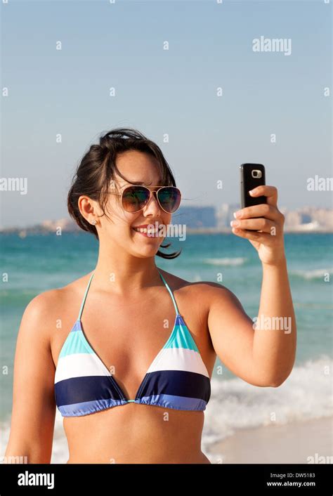 Dubai Beach Woman Stock Photos & Dubai Beach Woman Stock Images - Alamy