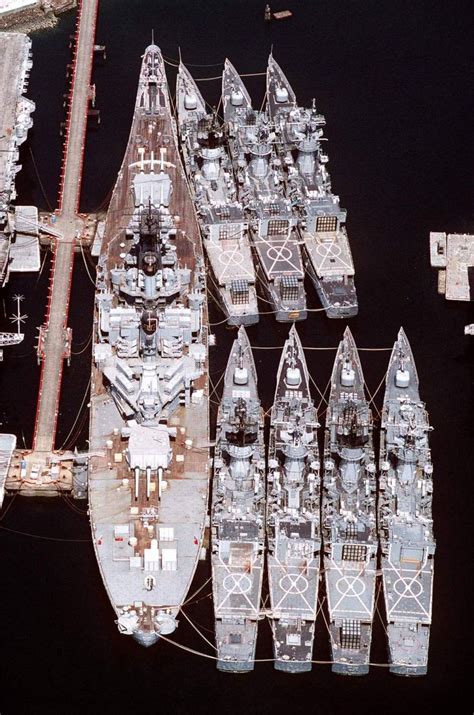 Size comparison of an Iowa-class battleship and Knox-class frigates ...