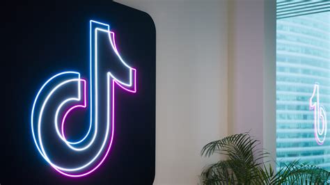 E.U. Officials Ban TikTok From Employees’ Phones - The New York Times