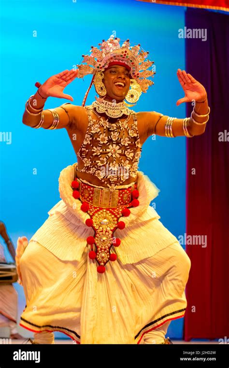 Sri Lankan traditional dance performance show Stock Photo - Alamy