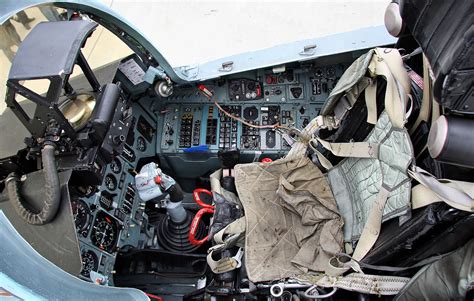 File:Cockpit of Sukhoi Su-27.jpg - Wikimedia Commons